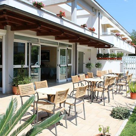 Hotel Mare Azzurro Terracina Buitenkant foto
