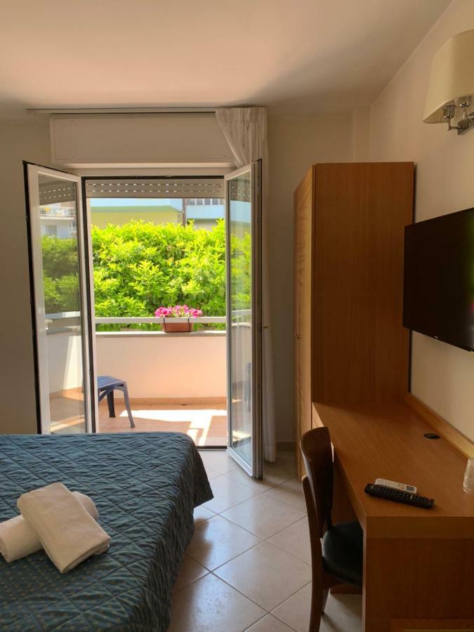 Hotel Mare Azzurro Terracina Buitenkant foto