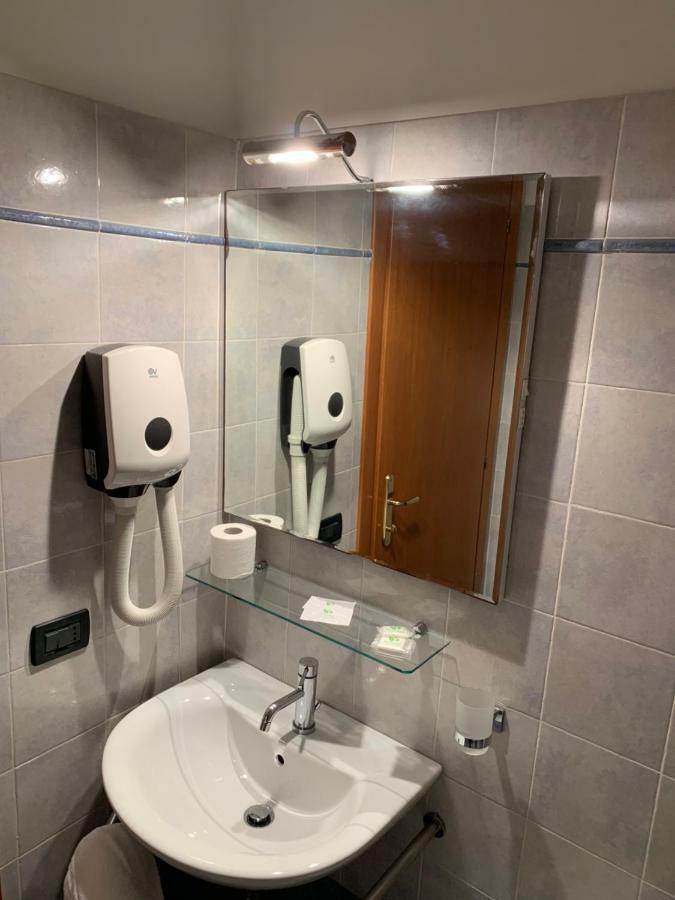 Hotel Mare Azzurro Terracina Buitenkant foto