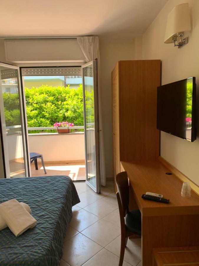 Hotel Mare Azzurro Terracina Buitenkant foto