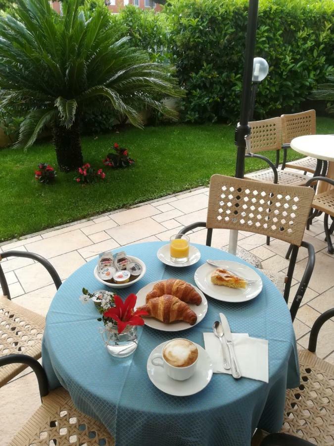 Hotel Mare Azzurro Terracina Buitenkant foto
